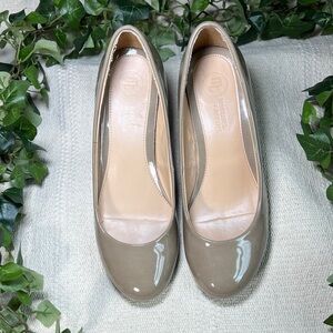 👠Vintage Mootsies Tootsies  Patent Leather Taupe Round-Toe kitty heels pumps